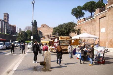 VIA DEI FORI IMPERIALI TOTALMENTE INFESTATA DA STRACCIAROLI E PANINARI. L'ORGOGLIO CAFONE ROMANO ALL'ENNESIMA POTENZA! PER I TURISTI IMPOSSIBILE ANCHE SOLO FOTOGRAFARE I MONUMENTI