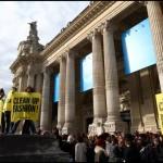 Greenpeace sfida Chanel a duello alla settimana della moda di Parigi02