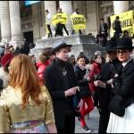 Greenpeace sfida Chanel a duello alla settimana della moda di Parigi01