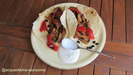 tortillas ripiene di seitan, fagioli neri e peperoni