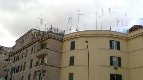 LA FORESTA DI ANTENNE CHE UMILIA I CIELI DI ROMA! PANORAMI BELLISSIMI DETURPATI DALLA CACIOTTAGGINE. SPENDI DUE LIRE E METTI UN'ANTENNA CENTRALIZZATA.. NO?
