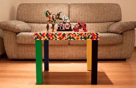 CAMPAGNA CONTRO L’ABBANDONO DEI LEGO: IL TAVOLINO DI ARTISIGN EXPLOSION Tavolo Lego di Artisign Explosion