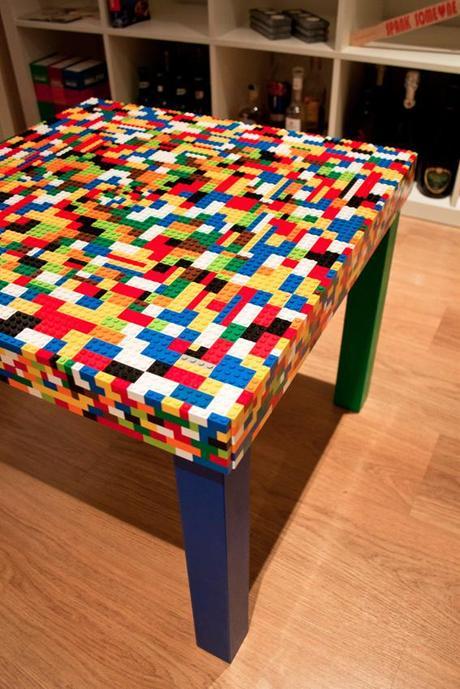 CAMPAGNA CONTRO L’ABBANDONO DEI LEGO: IL TAVOLINO DI ARTISIGN EXPLOSION Tavolo Lego di Artisign Explosion