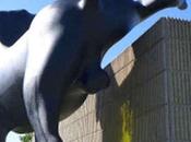 Ecco statua cane pipi museo [Foto]