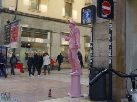 verona street artist pink man