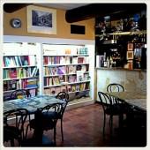 CAFFÈ O LIBRERIA? TUTTE E DUE LE COSE, AL CAFFÈ LETTERARIO DEL GALLO