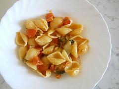 RICETTE: conchiglie alla bottarga, pomodori e sedano