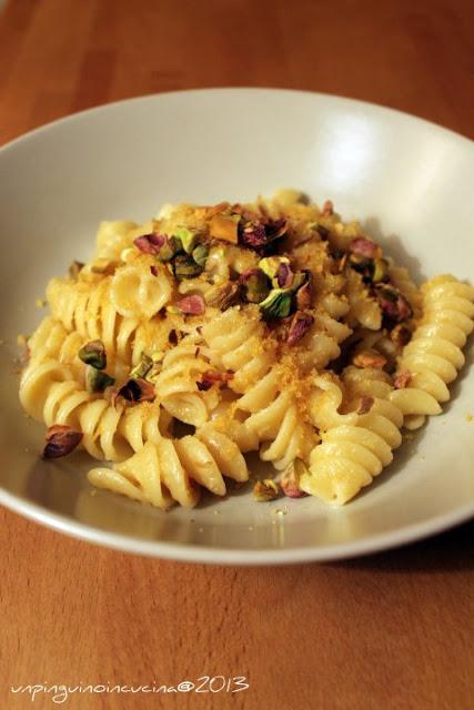 Fusilli con bottarga, pistacchi e rosmarino