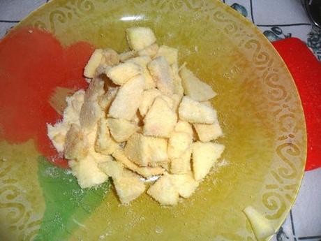 mescolate la mela a pezzetti con un pò di farina