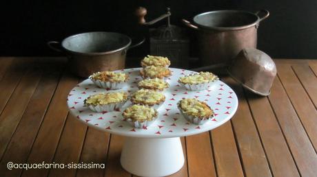 tartellette con frolla all'olio profumato ripiene di panettone al marron glacè, con meringa