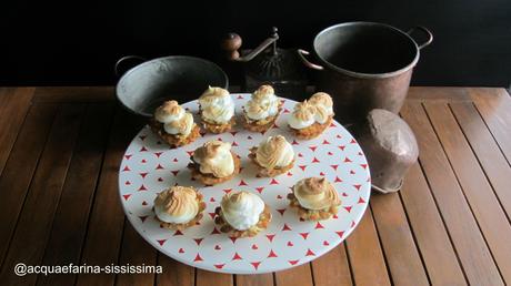 tartellette con frolla all'olio profumato ripiene di panettone al marron glacè, con meringa