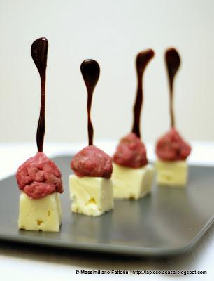 Come preparare un gustoso finger food mangia tutto : Cubo di Asiago con tartare di fassona al tartufo nero e stecchino all'aceto balsamico