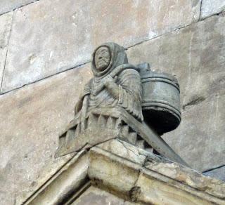 Il Santo laico sul portale destro del Duomo di Fidenza