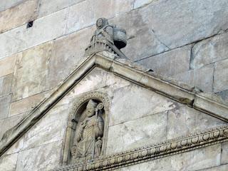 Il Santo laico sul portale destro del Duomo di Fidenza