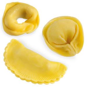 Tortellino (il primo in alto), cappelletto (a destra) e agnolotto (in basso)