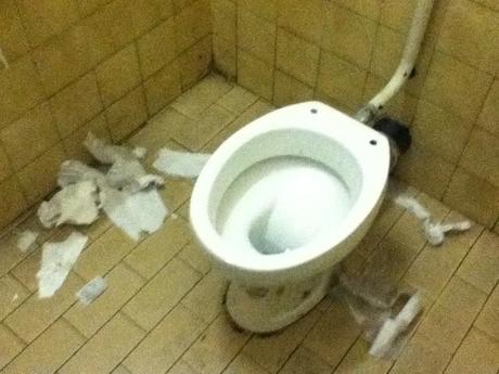 I bagni di Anagnina. Una stazione che, dunque, non è un cesso solo fuori, ma è un cesso anche nei cessi