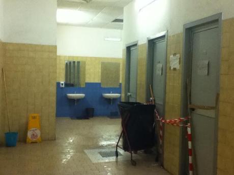 I bagni di Anagnina. Una stazione che, dunque, non è un cesso solo fuori, ma è un cesso anche nei cessi