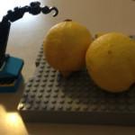 Omino Lego preleva i limoni