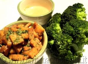 Tempeh in padella con broccoli al vapore e salsina agrodolce