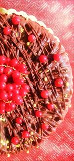 Torta di fiocchi d'avena con ribes rosso e decorazioni di cioccolato fondente