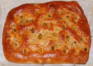 Pane e focaccia integrale con le olive