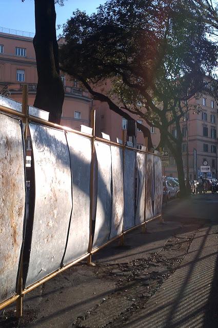 L'area della Galleria Borghese è ancora combinata così. Ma no, tanto mica è turistica la zona, noo