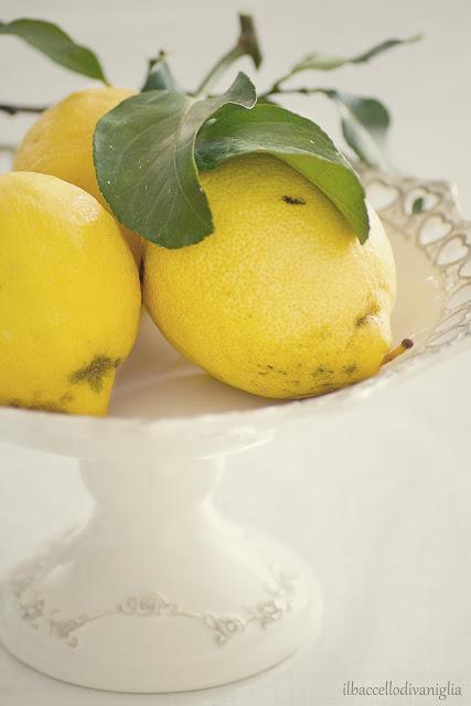 Torta al limone con crema chantilly agli amaretti