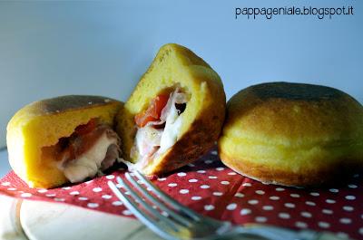 Krapfen salati con prosciutto crudo e mozzarella