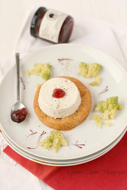 Panna cotta alla robiola, un crackers gluten free e...