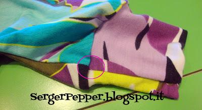 MiniMe Dolman top: serger sewing  - la confezione con tagliacuci - SergerPepper.blogspot.it