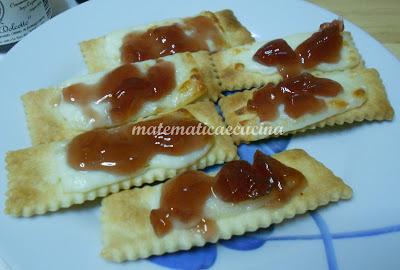 Biscottini di Pasta Brisee con Pecorino e Gelatina di Dolcetto