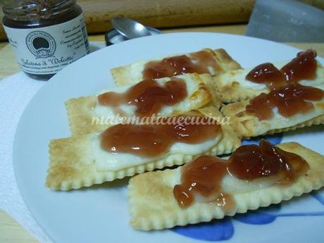 Biscottini di Pasta Brisee con Pecorino e Gelatina di Dolcetto