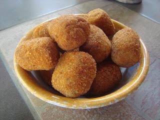 Bocconcini di carciofi e salame.