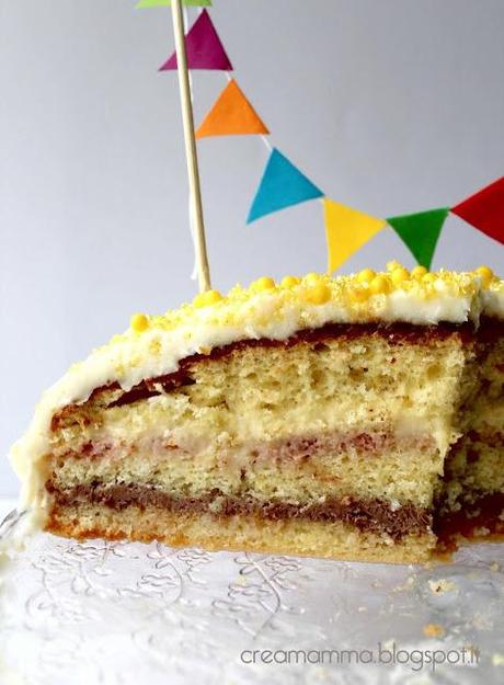 Torta di compleanno con bandierine