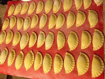 RAVIOLI RIPIENI DI RICOTTA E SPINACI AL SUGO DI GAMBERI