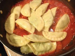 RAVIOLI RIPIENI DI RICOTTA E SPINACI AL SUGO DI GAMBERI