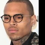 Chris Brown beccato a flirtare con due ragazze. E Rihanna?