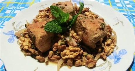 Stufato di petto di pollo aromatizzato con foglie di menta e servito con noci e spicchi di cipolla