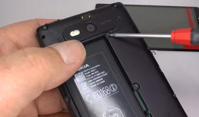 Disassemblare il Lumia 820 per smontare il display.