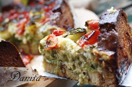 Torta di pane con zucchine e pomodorini