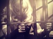 Madonna prigione piange dietro sbarre