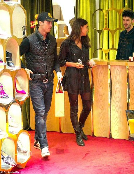 CRISTIANO RONALDO FA SHOPPING CON IRINA SHAYK PER LE VIE DI MADRID