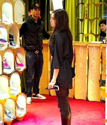 CRISTIANO RONALDO FA SHOPPING CON IRINA SHAYK PER LE VIE DI MADRID