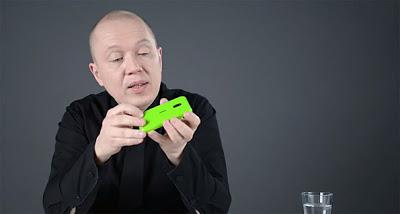 Marko Ahtisaari illustra il Lumia 620 in un video