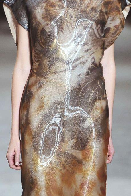 STAMPE, PATTERNS E EFFETTI DI SUPERFICIE DALLA SETTIMANA DELLA MODA DI PARIGI / 2