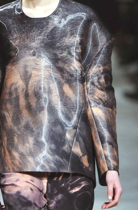 STAMPE, PATTERNS E EFFETTI DI SUPERFICIE DALLA SETTIMANA DELLA MODA DI PARIGI / 2