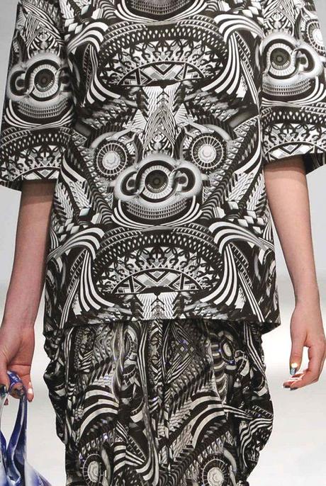 STAMPE, PATTERNS E EFFETTI DI SUPERFICIE DALLA SETTIMANA DELLA MODA DI PARIGI / 2