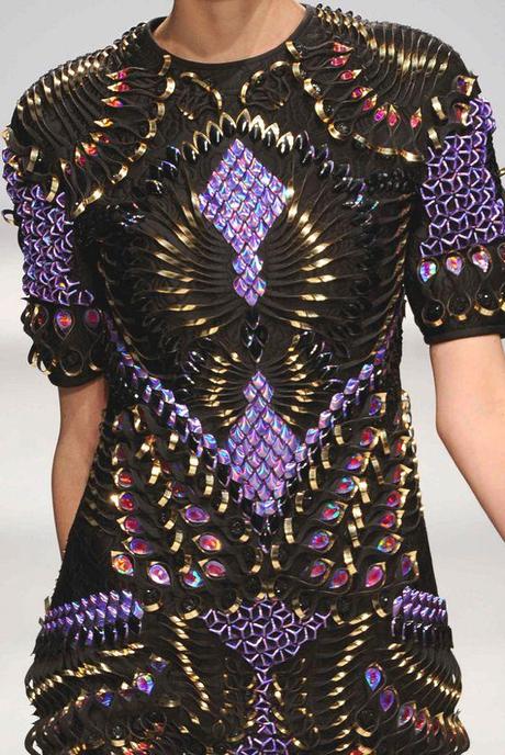 STAMPE, PATTERNS E EFFETTI DI SUPERFICIE DALLA SETTIMANA DELLA MODA DI PARIGI / 2