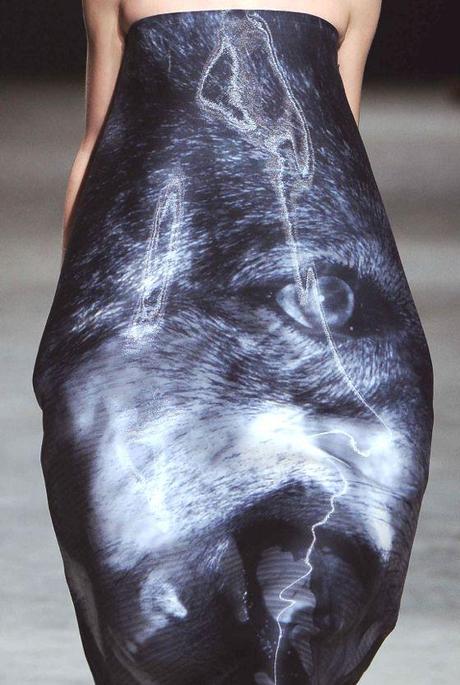 STAMPE, PATTERNS E EFFETTI DI SUPERFICIE DALLA SETTIMANA DELLA MODA DI PARIGI / 2