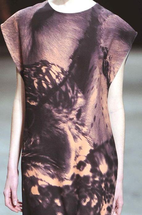 STAMPE, PATTERNS E EFFETTI DI SUPERFICIE DALLA SETTIMANA DELLA MODA DI PARIGI / 2